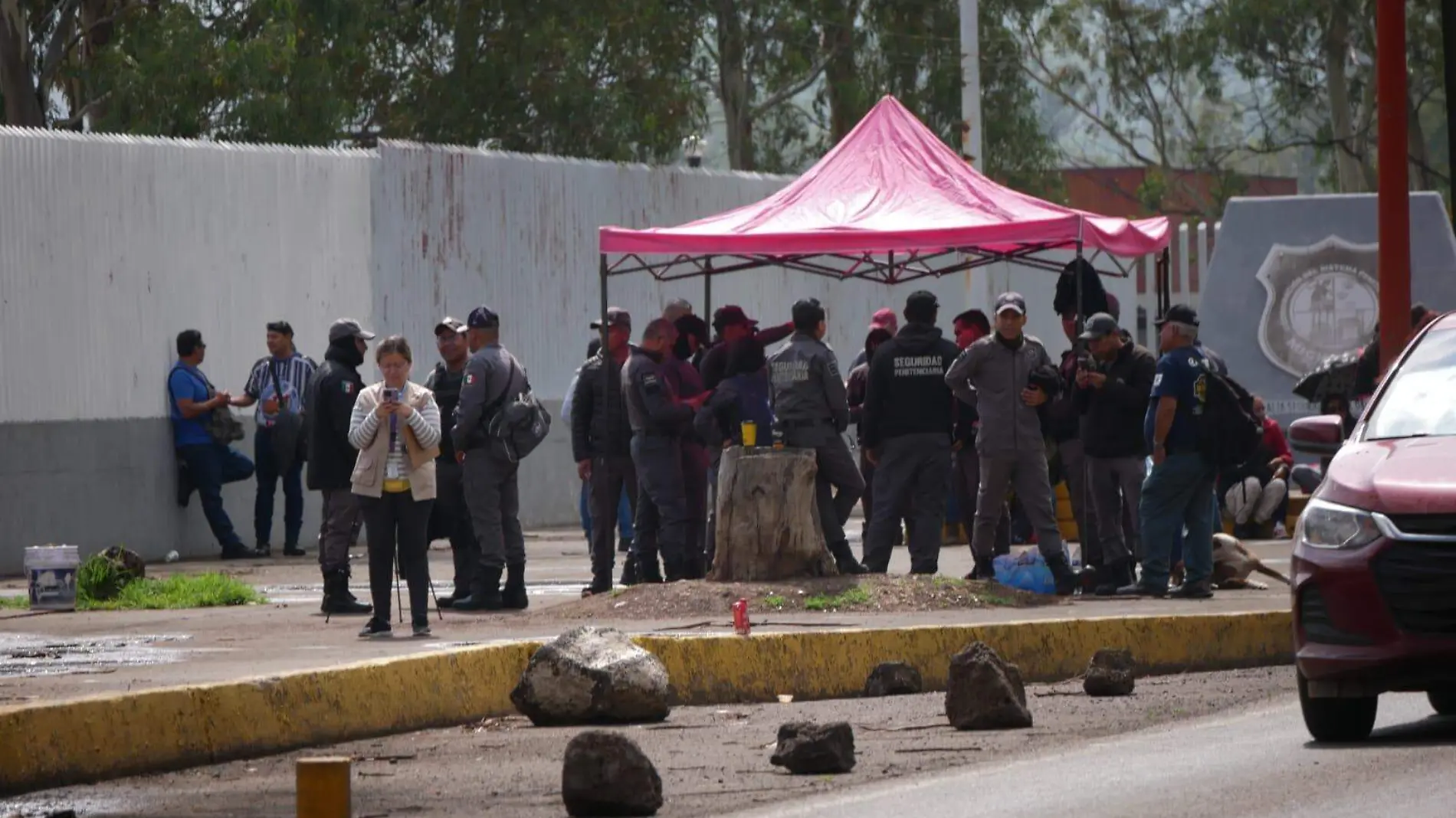 Custodios de penales de Michoacán en manifestación